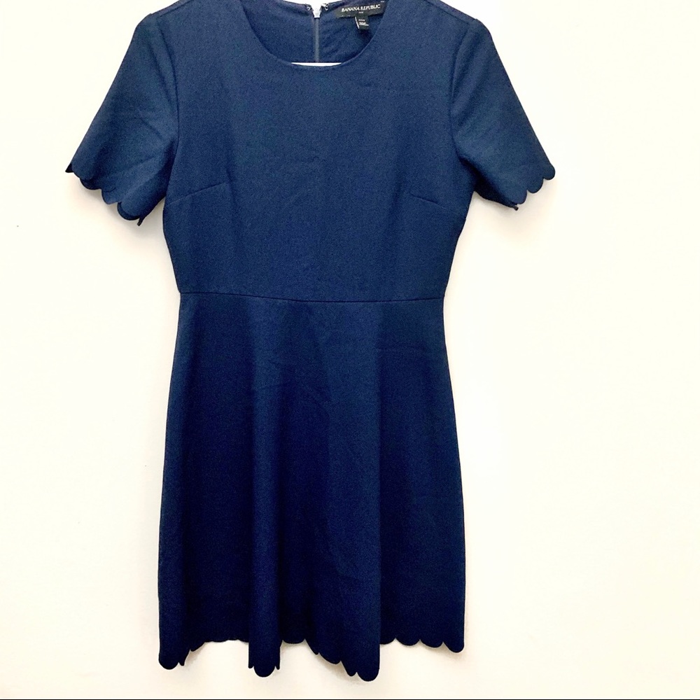 2/$25‼️ Banana Republic Scallop Hem Navy Dress